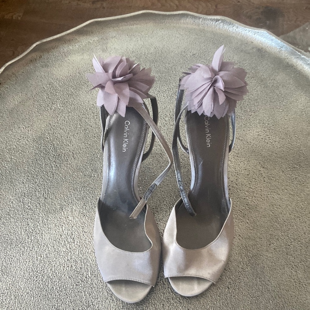 Gray size 10 Calvin Klein heel
